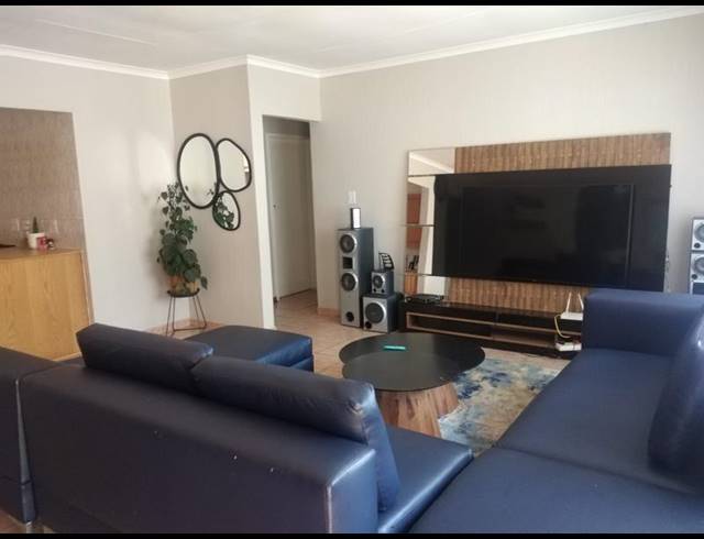 3 BEDROOM TOWNHOUSE FOR SALE IN ROOIHUISKRAAL NORTH